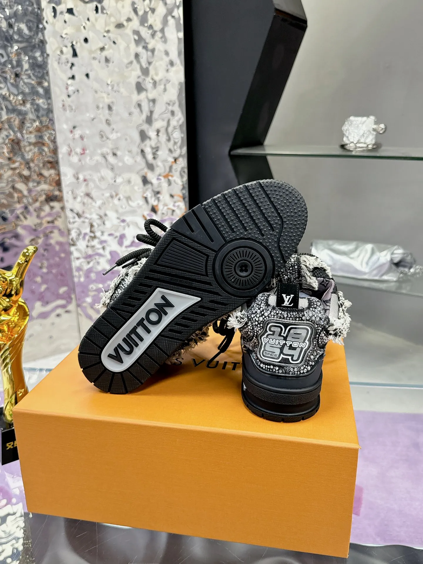 Men's shoes 💰900❤️❤️❤️ 𝙇𝙑 Bread shoes have added new colors 💓 Craftsmanship series 𝟐𝟎𝟐5/𝐒𝐒 𝐧𝐞𝐰 Louis Vuitton catwalk skate shoes are popular, LOUIS VUITTON Trainer is undoubtedly one of the most successful Sneakers launched by luxury brands, but the pace of exploration will not stop. LOUISVUITTON will also bring a new series of skateboard shoes in the spring of 2025. The new series in the picture returns to the 90s Chunky Skate Shoes look and feel. The uppers are made of leather and mesh. The fat silhouette and thick shoelaces are very eye-catching. It is expected to have quite a few colors like the Trainer. Judging from the previous DIOR show skate shoes, this chunky style may be even stronger next year. 💎 Size: Female 35-40 Male 39-46